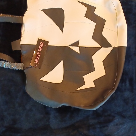 TRICKZ N TREATZ BLACK/WHITE PUMPKIN SUPER HUGE WEEKENDER NICE TRAVEL BAG - Picture 4 of 14